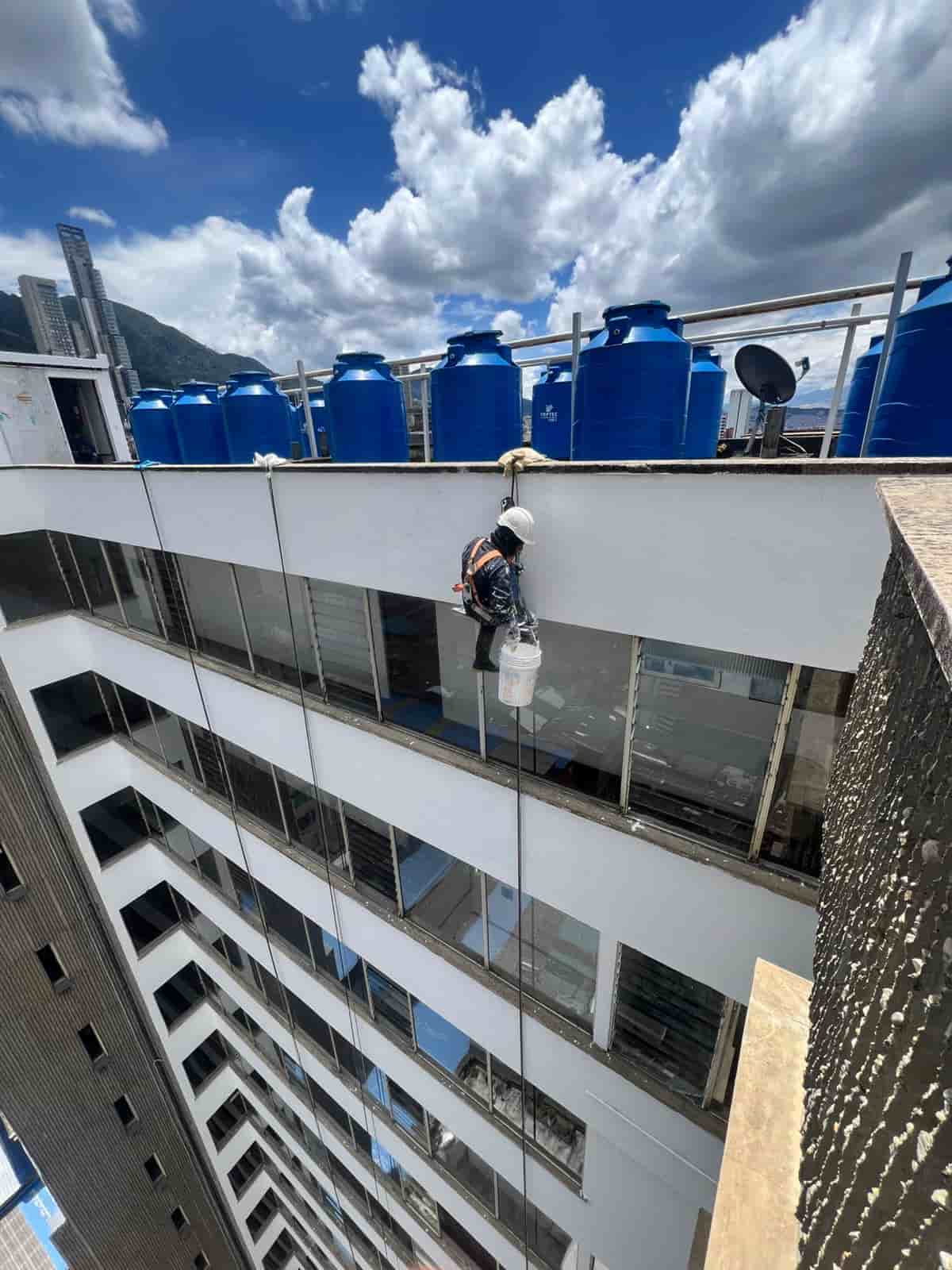 PINTURA DE FACHADAS EN EDIFICIOS